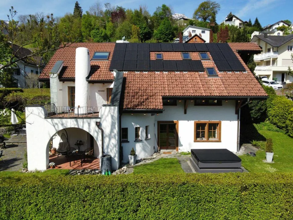 Casa unifamiliare di 8 ½ locali con appartamento di 1 ½ locale in una posizione residenziale idilliaca con una vista panoramica meravigliosa