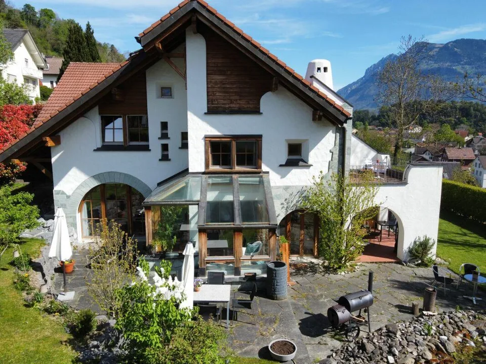 8 ½-Zi.-Einfamilienhaus mit 1 ½-Zi.-Wohnung an idyllischer Wohnlage...