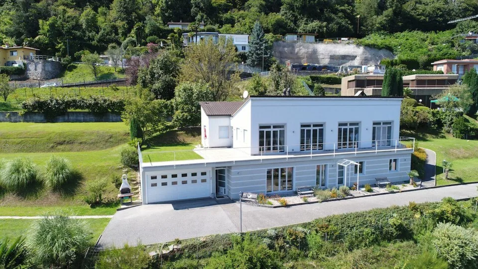 VERNATE · VILLA CON DUE APPARTAMENTI · SPAZIO, LUCE E VISTA APERTA ...
