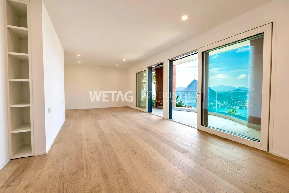 Villa mitoyenne moderne avec jardin privé &amp; vue panoramique sur le lac de Lugano à Lugano-Aldesago à vendre