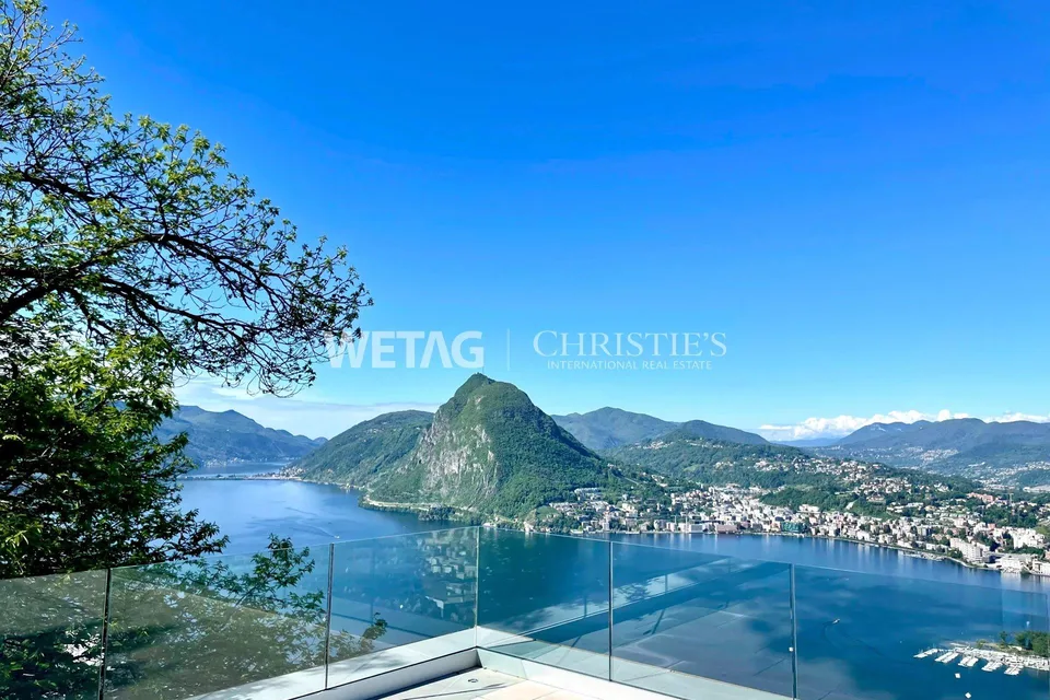 Villa mitoyenne moderne avec jardin privé &amp; vue panoramique sur le lac de Lugano à Lugano-Aldesago à vendre