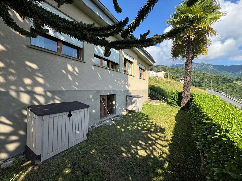 Einzelhof-Villa mit Seeblick, umgeben von Grün in Cagiallo im Tal