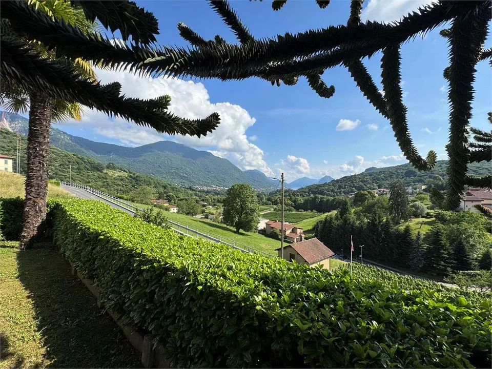 Einzelhof-Villa mit Seeblick, umgeben von Grün in Cagiallo im Tal