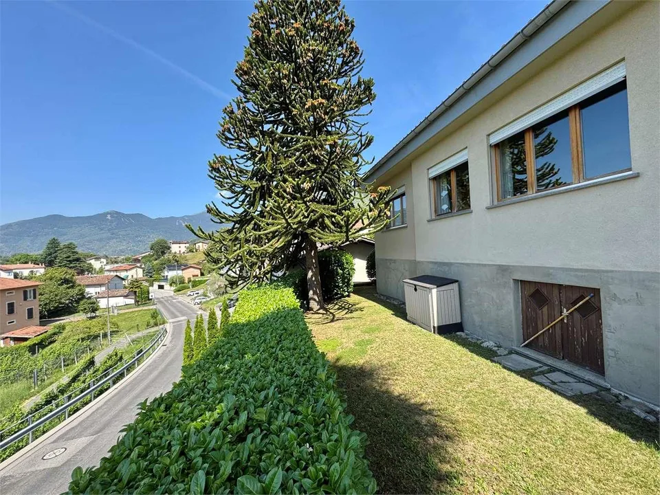 Villa unifamiliare con vista lago avvolta nel verde a Cagiallo in Val