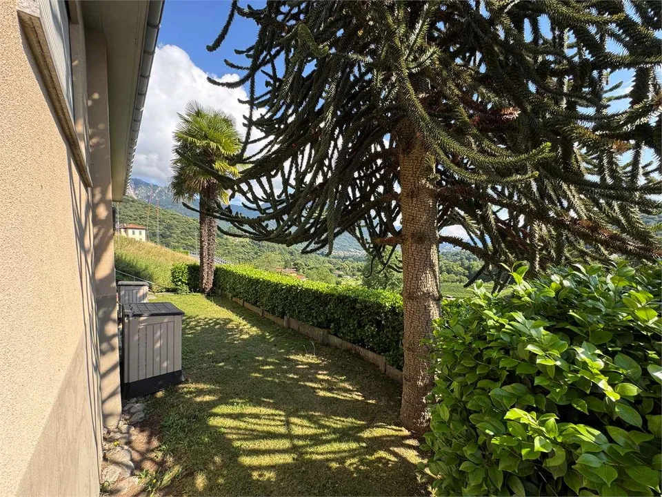 Einzelhof-Villa mit Seeblick, umgeben von Grün in Cagiallo im Tal