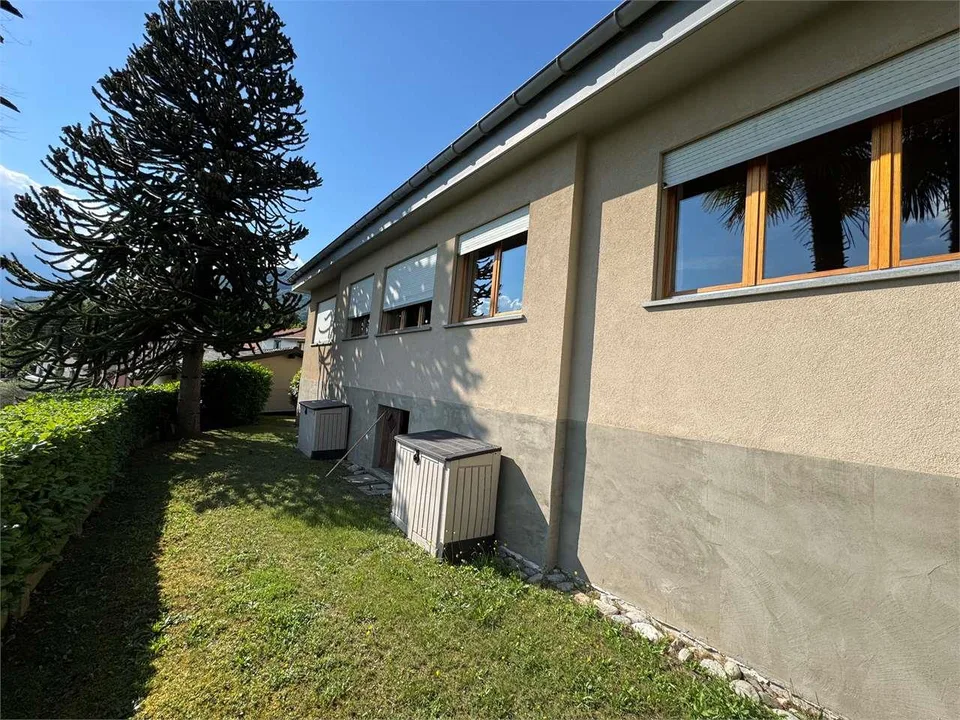 Einzelhof-Villa mit Seeblick, umgeben von Grün in Cagiallo im Tal