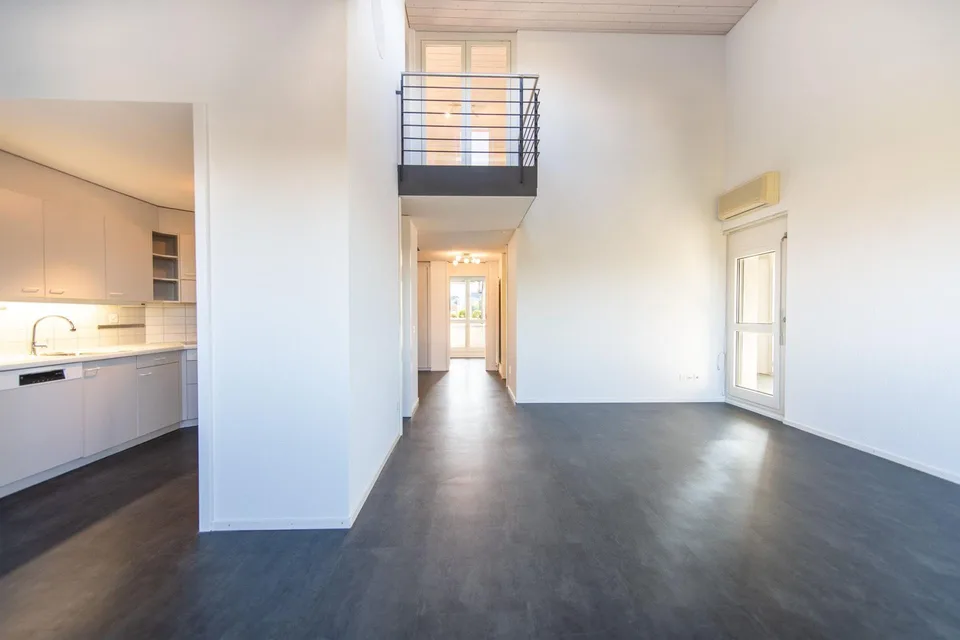 Centro e tranquillamente situato: Appartamento duplex di 3,5 locali luminoso con giardino invernale e balcone