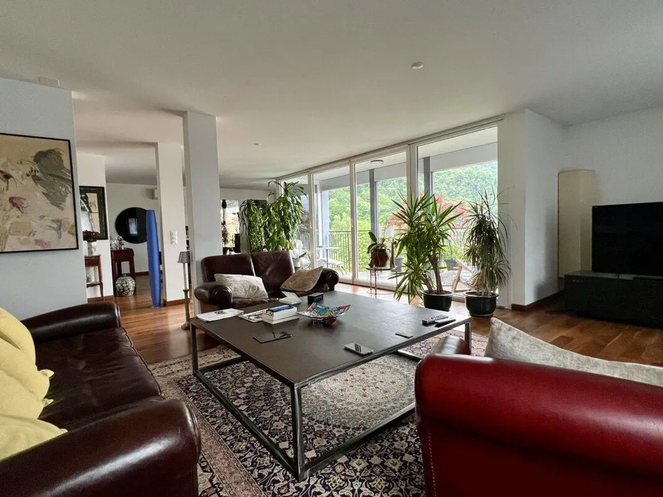 Geräumige und elegante 270 m² Wohnung im letzten Stock