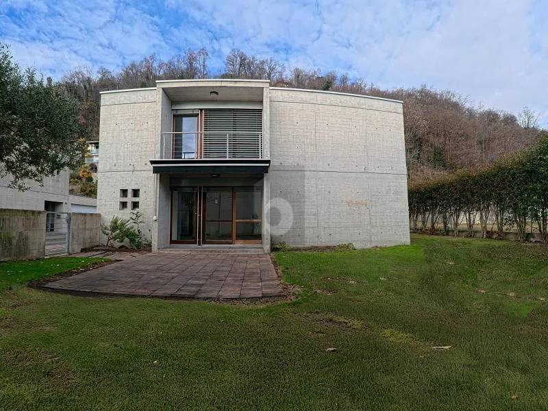 ELEGANTE E SPAZIOSA CON GIARDINO E PISCINA