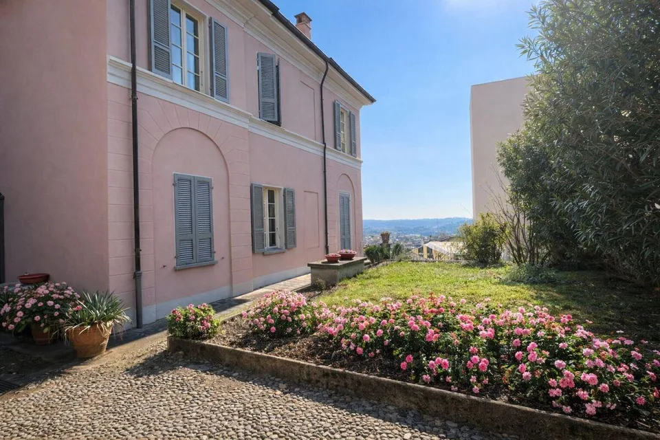 Elegante villa d’epoca con giardino e terrazze nel cuore di Balerna