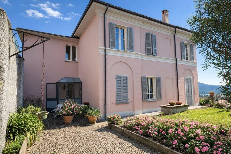 Elegante villa d’epoca con giardino e terrazze nel cuore di Balerna
