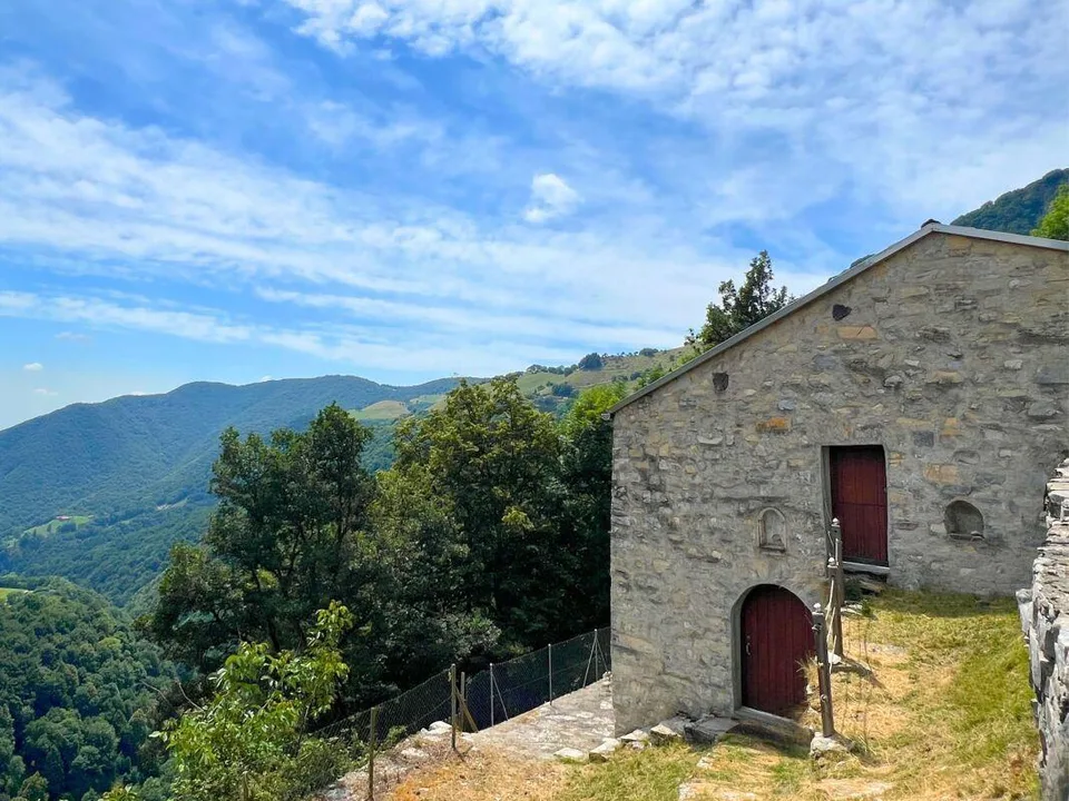 Grazioso rustico ristrutturato con vista aperta sulla valle