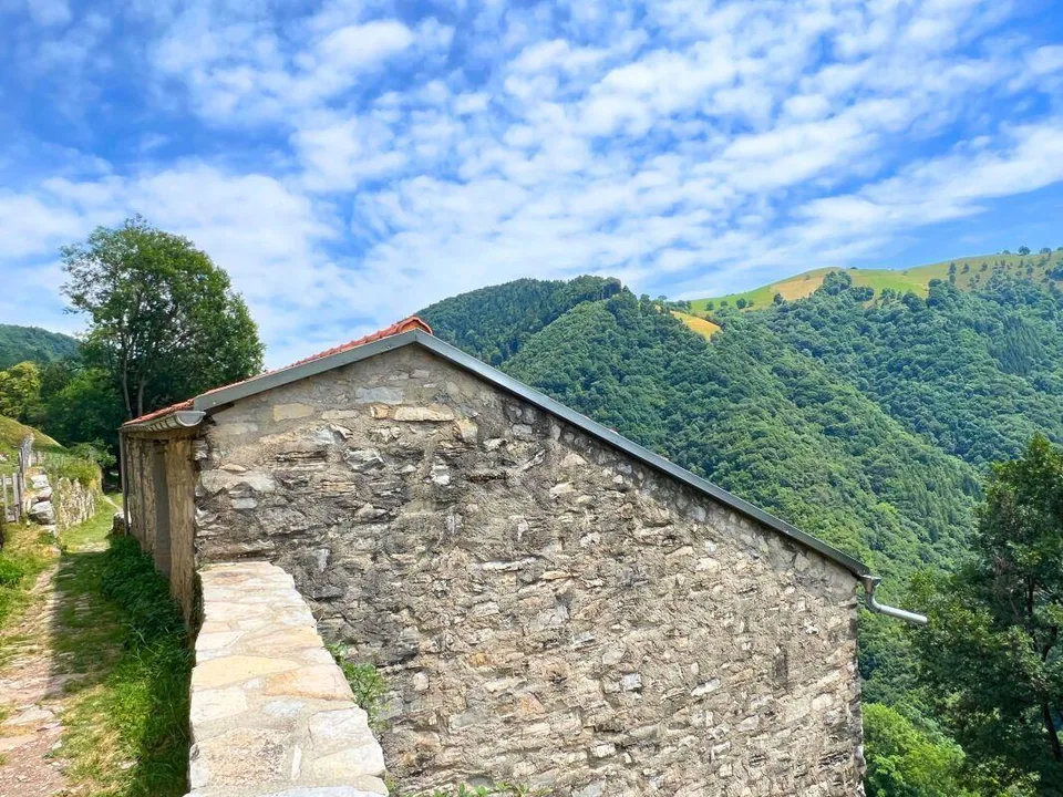 Grazioso rustico ristrutturato con vista aperta sulla valle