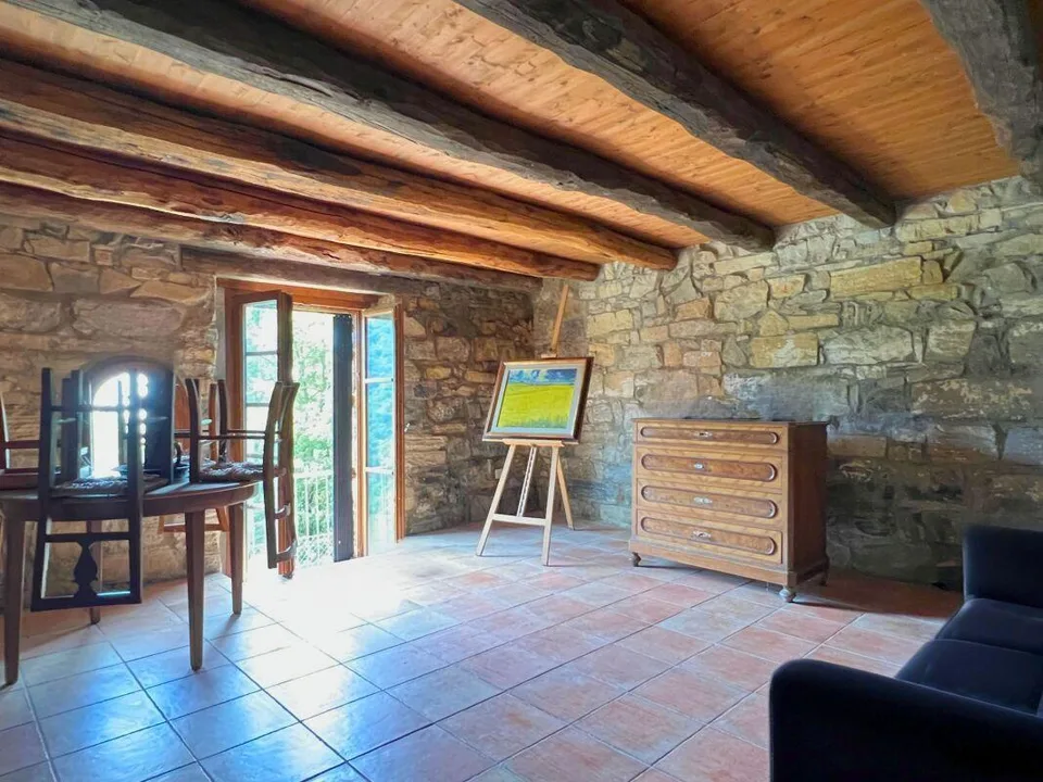 Grazioso rustico ristrutturato con vista aperta sulla valle