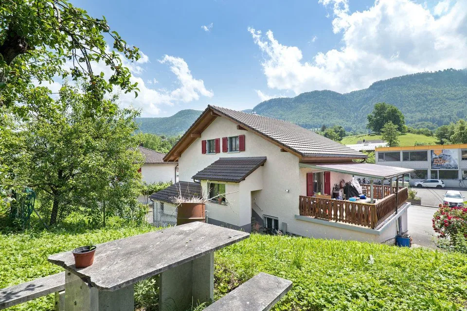Grande casa di 6.5 locali completamente ristrutturata all'ingresso del paese di Eschert