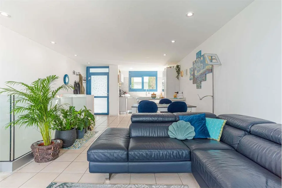 Triplex con parziale vista lago e giardino privato.