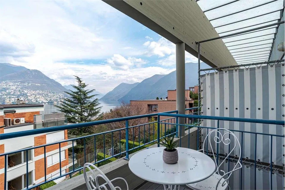 Triplex con parziale vista lago e giardino privato.