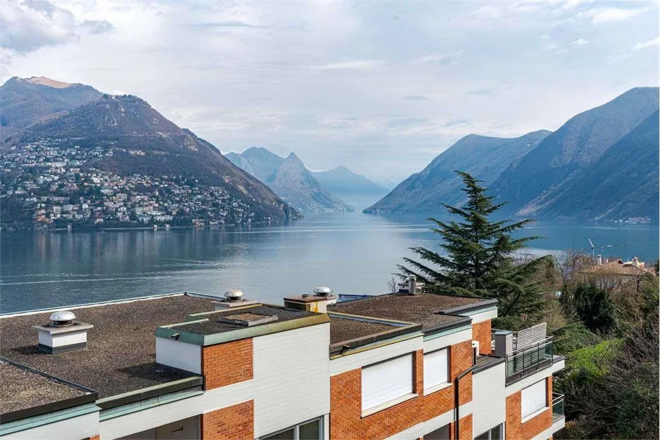 Triplex con parziale vista lago e giardino privato.