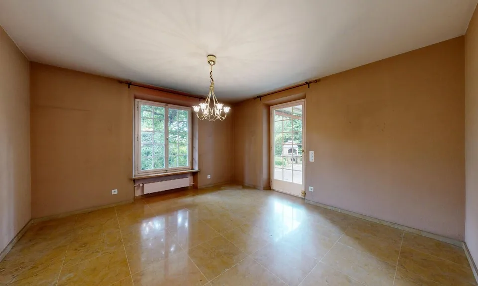 Villa familiare con giardino da sogno e potenziale di sviluppo unico