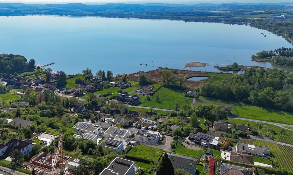 Villa architettonica con vista panoramica sul lago e sulle montagne