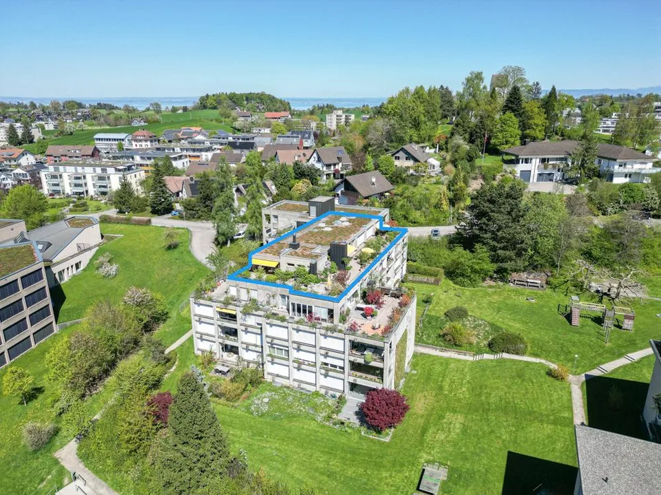 Appartement en attique lumineux avec grande terrasse sur le toit et beaucoup d'intimité