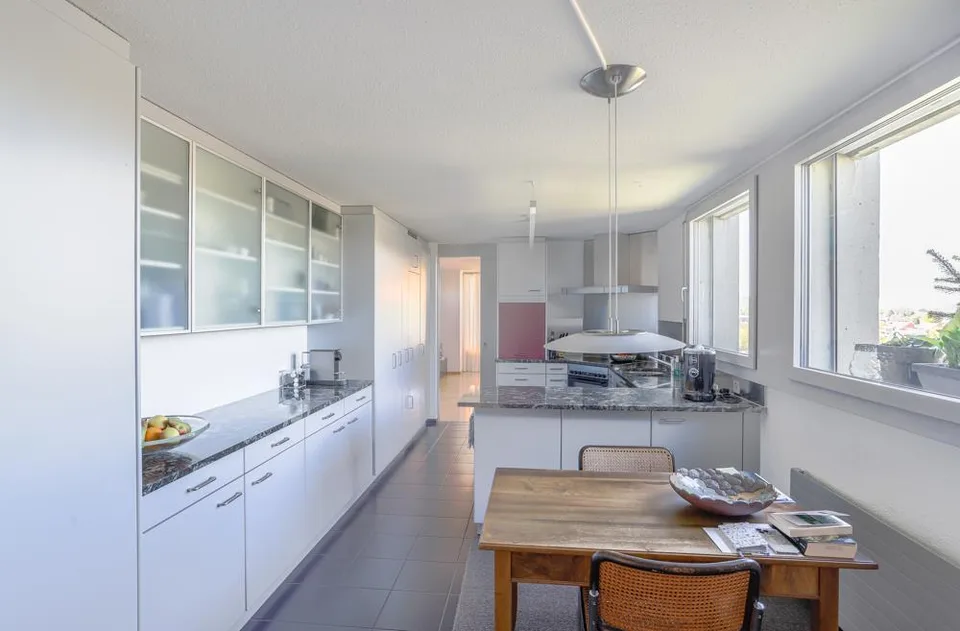 Appartement en attique lumineux avec grande terrasse sur le toit et beaucoup d'intimité