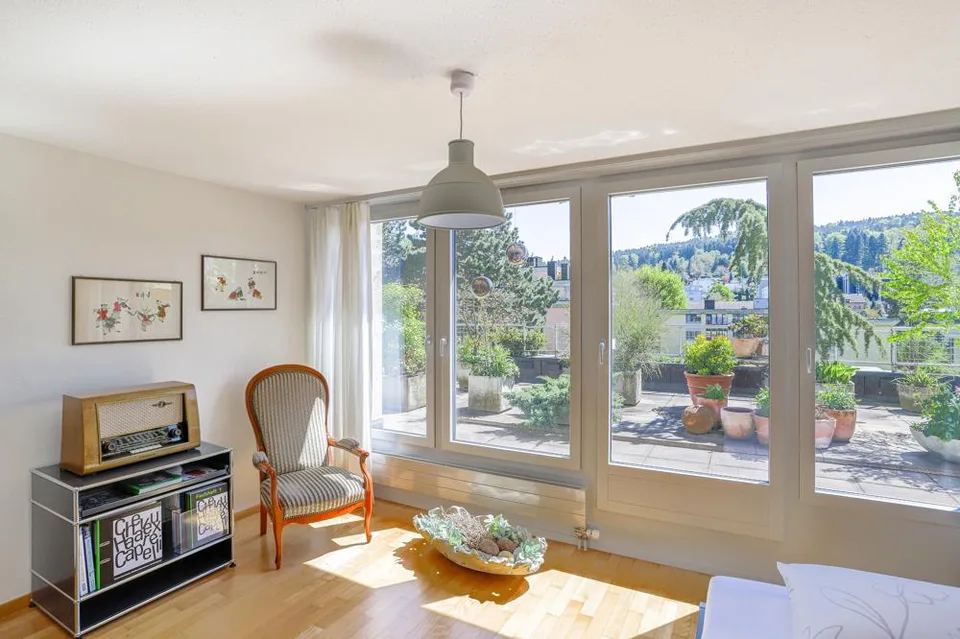 Appartement en attique lumineux avec grande terrasse sur le toit et beaucoup d'intimité