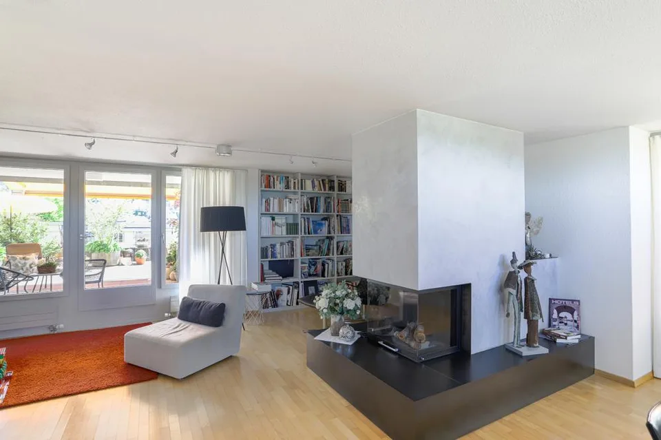 Appartement en attique lumineux avec grande terrasse sur le toit et beaucoup d'intimité
