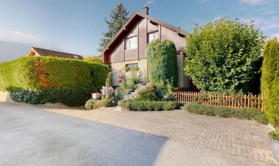 Charmante maison offrant un bel espace extérieur et une véranda
