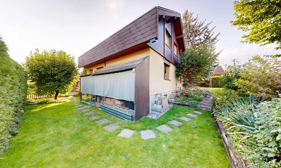 Charmante maison offrant un bel espace extérieur et une véranda