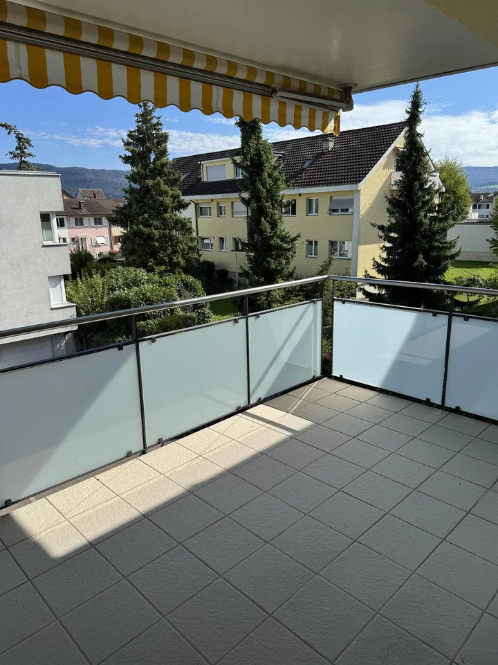 Schöne Wohnung mit grossem Balkon in einer ruhigen Seitenstrasse – Foto 9 von 12