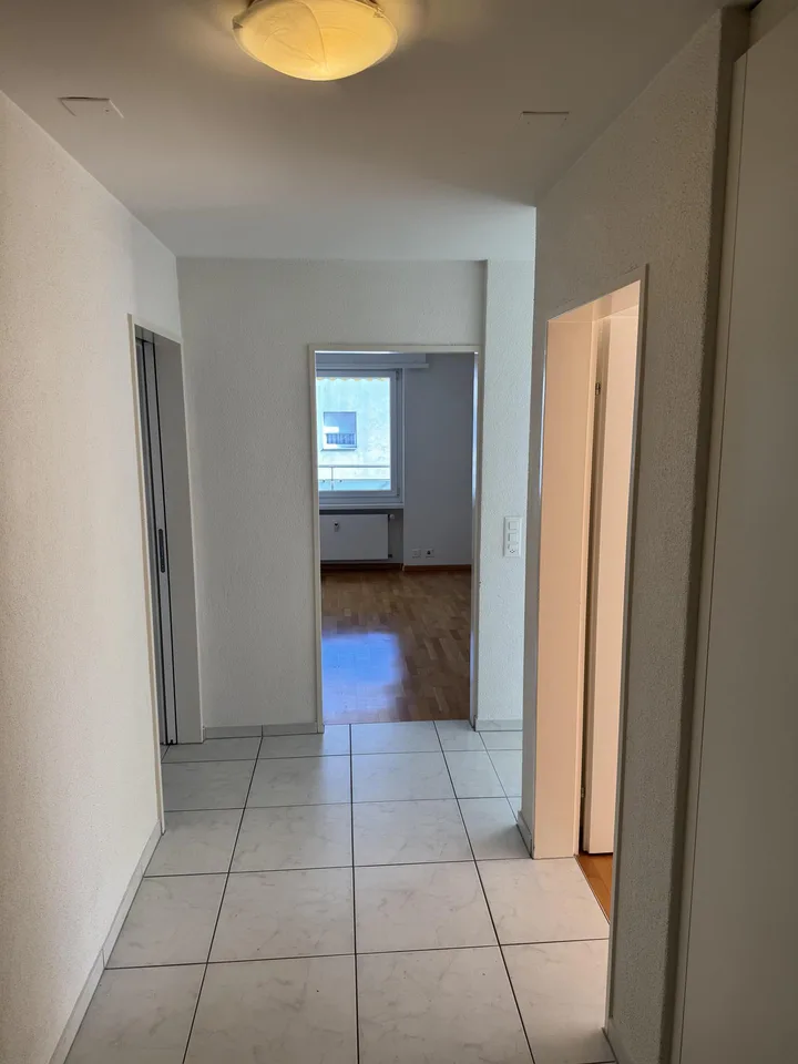 Schöne Wohnung mit grossem Balkon in einer ruhigen Seitenstrasse – Foto 8 von 12