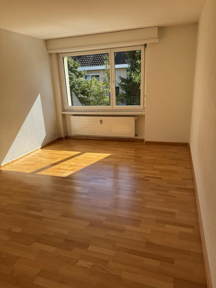 Schöne Wohnung mit grossem Balkon in einer ruhigen Seitenstrasse – Foto 6 von 12