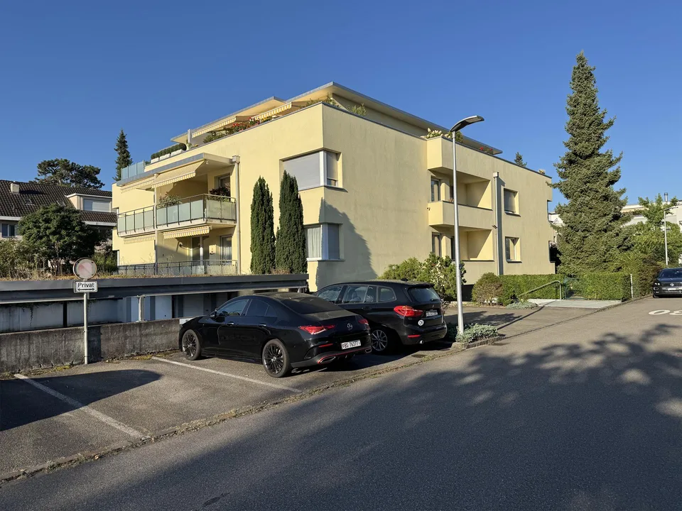 Schöne Wohnung mit grossem Balkon in einer ruhigen Seitenstrasse