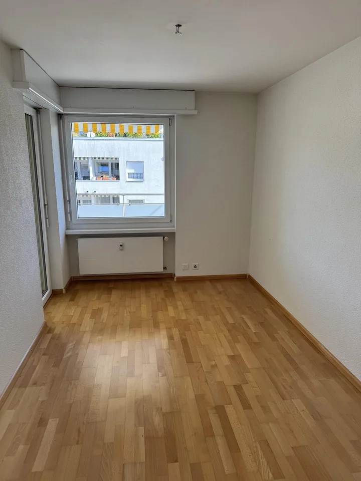 Schöne Wohnung mit grossem Balkon in einer ruhigen Seitenstrasse – Foto 7 von 12