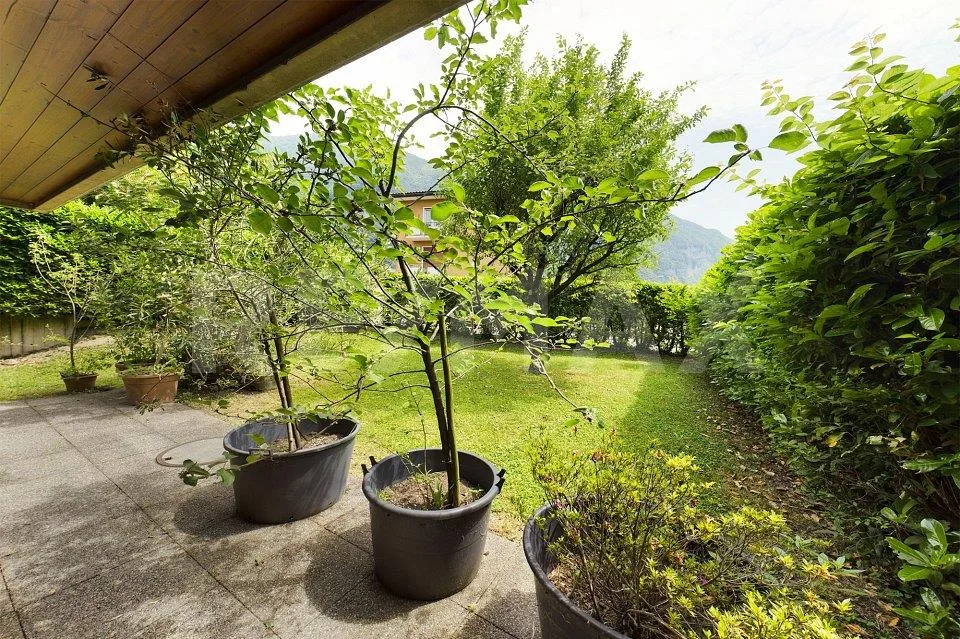 Grande casa con ampi spazi a due passi dal lago! Anche come residenza secondaria