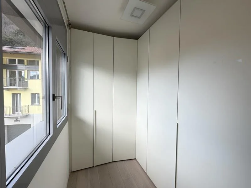 ELEGANTE ATTICO, GRANDE TERRAZZA BEN SOLEGGIATA CON VISTA LAGO – foto 7 di 13
