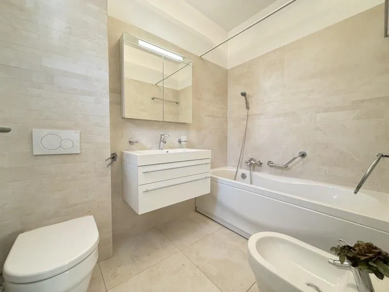ELEGANTE ATTICO, GRANDE TERRAZZA BEN SOLEGGIATA CON VISTA LAGO – foto 13 di 13