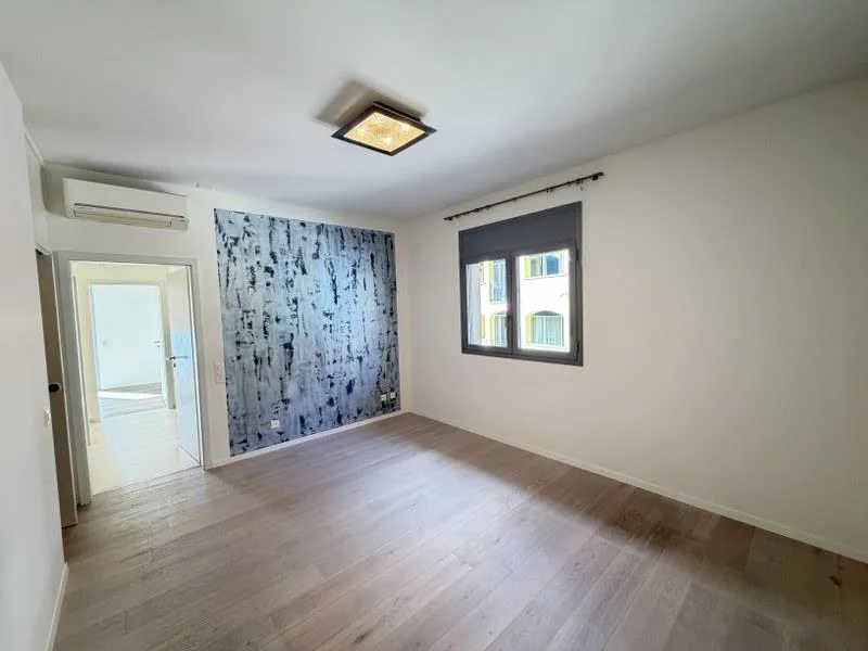 ELEGANTE ATTICO, GRANDE TERRAZZA BEN SOLEGGIATA CON VISTA LAGO – foto 11 di 13