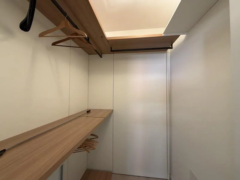 ELEGANTE ATTICO, GRANDE TERRAZZA BEN SOLEGGIATA CON VISTA LAGO – foto 10 di 13