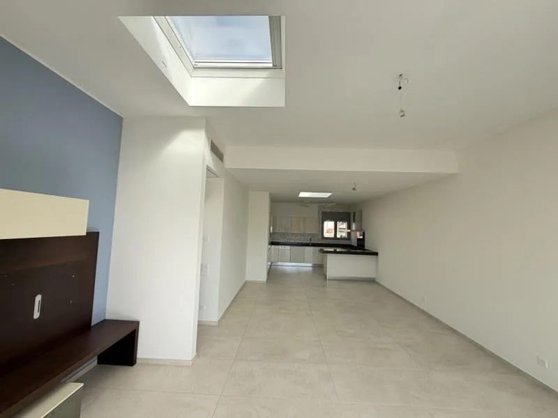 ELEGANTE ATTICO, GRANDE TERRAZZA BEN SOLEGGIATA CON VISTA LAGO – foto 6 di 13