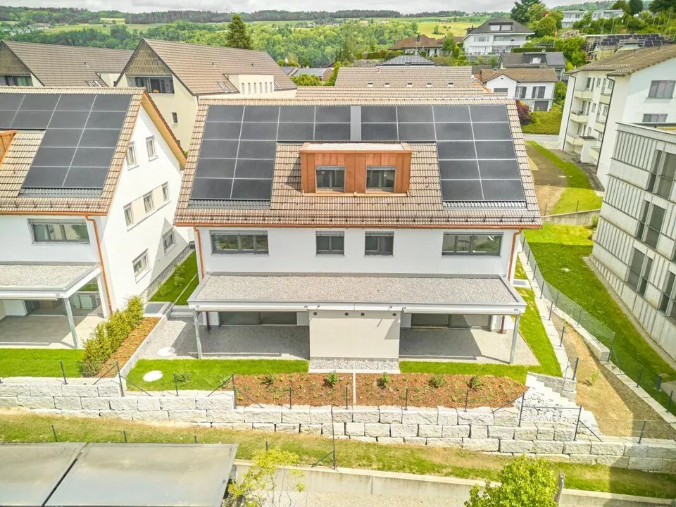 6 1/2-Zimmer-Doppeleinfamilienhaus mit nutzbarer Landfläche