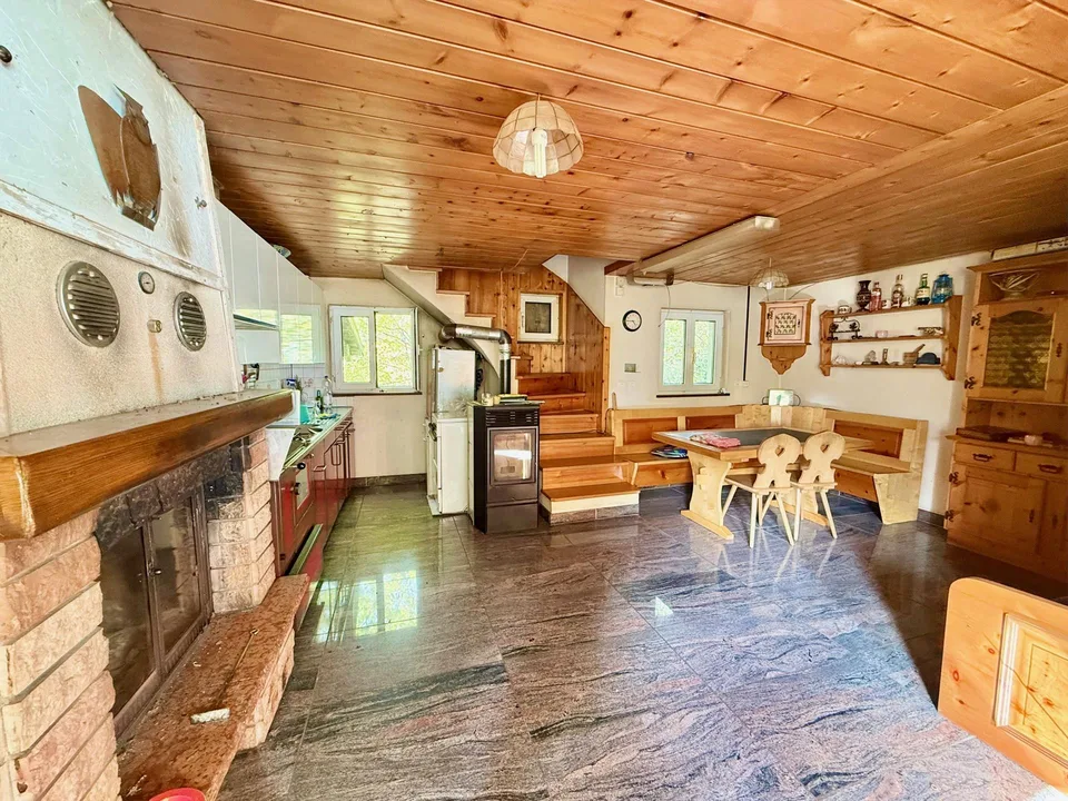 Alpine Berghütte auf 900 m mit Privatzugang und 21.000 m² Land