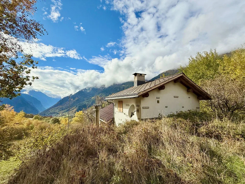 Alpine Berghütte auf 900 m mit Privatzugang und 21.000 m² Land
