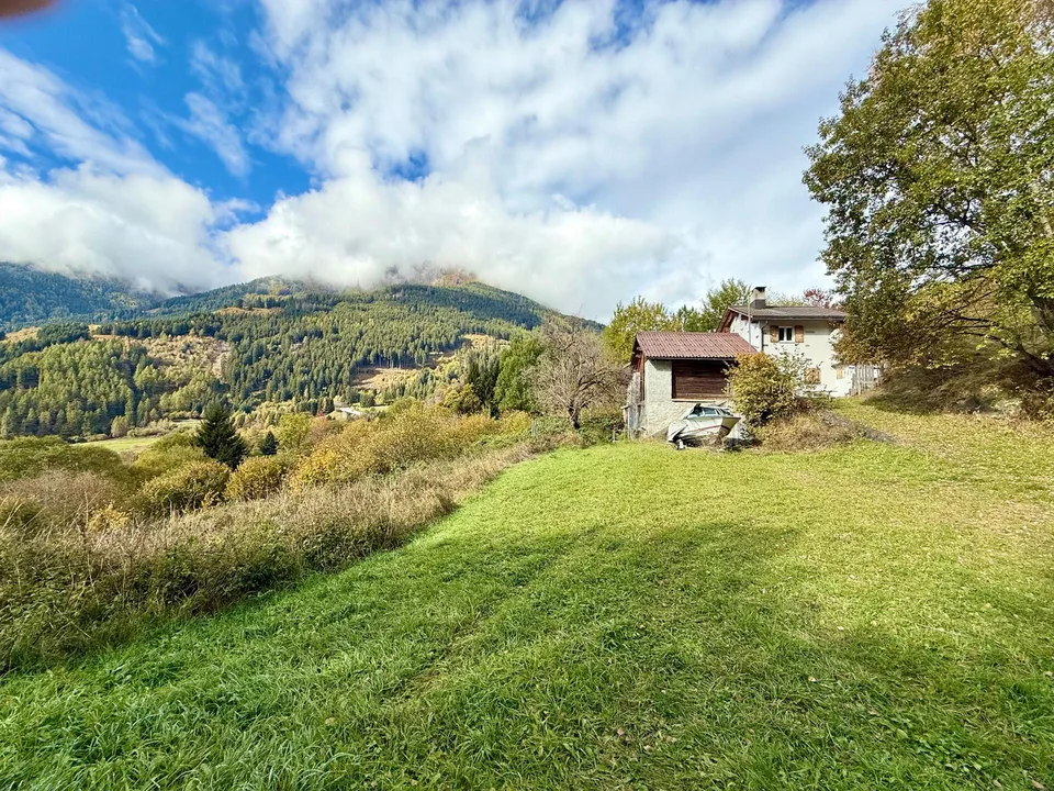 Alpine Berghütte auf 900 m mit Privatzugang und 21.000 m² Land