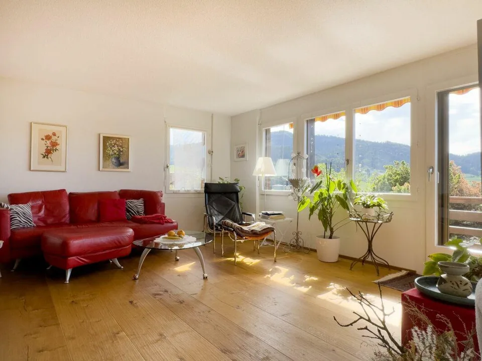 Posizione ideale tra Thun e Berna - circa 15 minuti a Thun, circa 25 minuti a Berna.