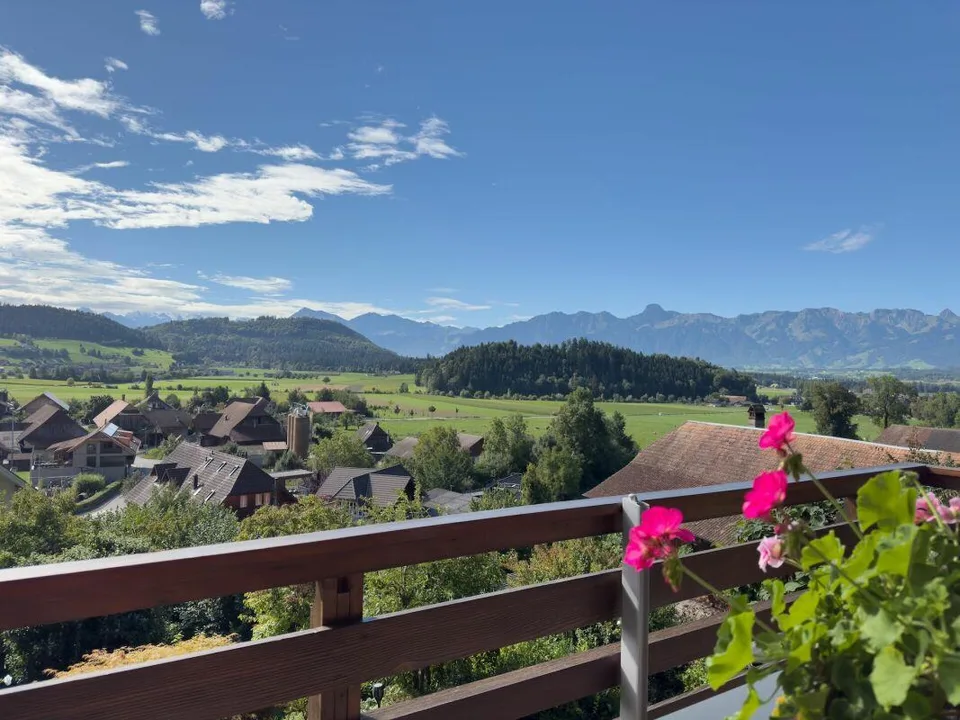 Posizione ideale tra Thun e Berna - circa 15 minuti a Thun, circa 25 minuti a Berna.