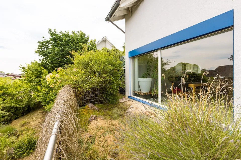 Living with a wide view, peace and privacy