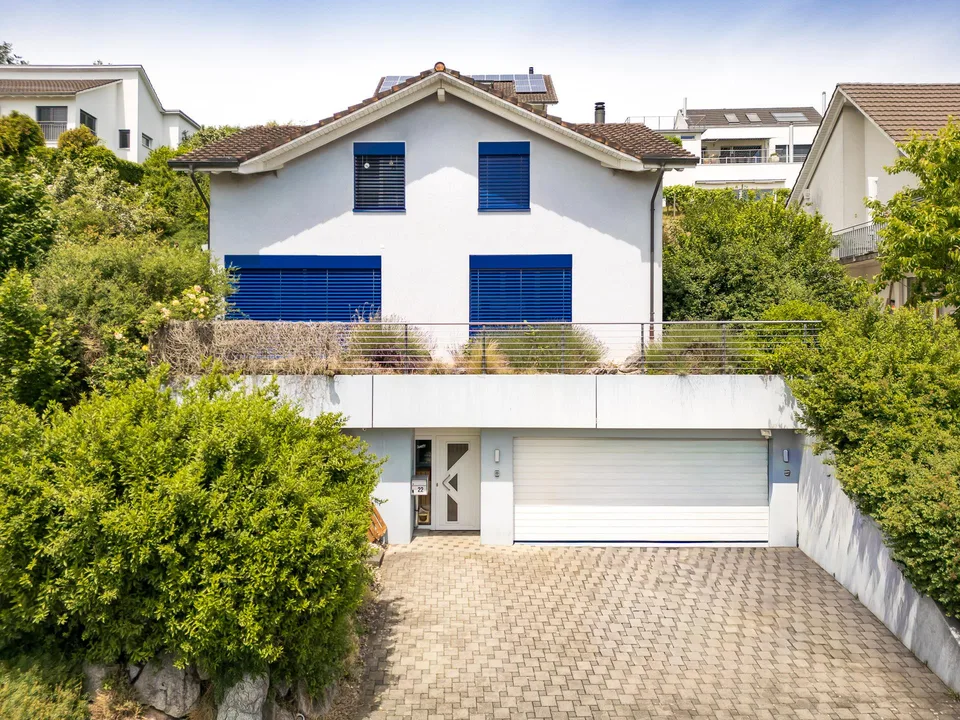 Living with a wide view, peace and privacy