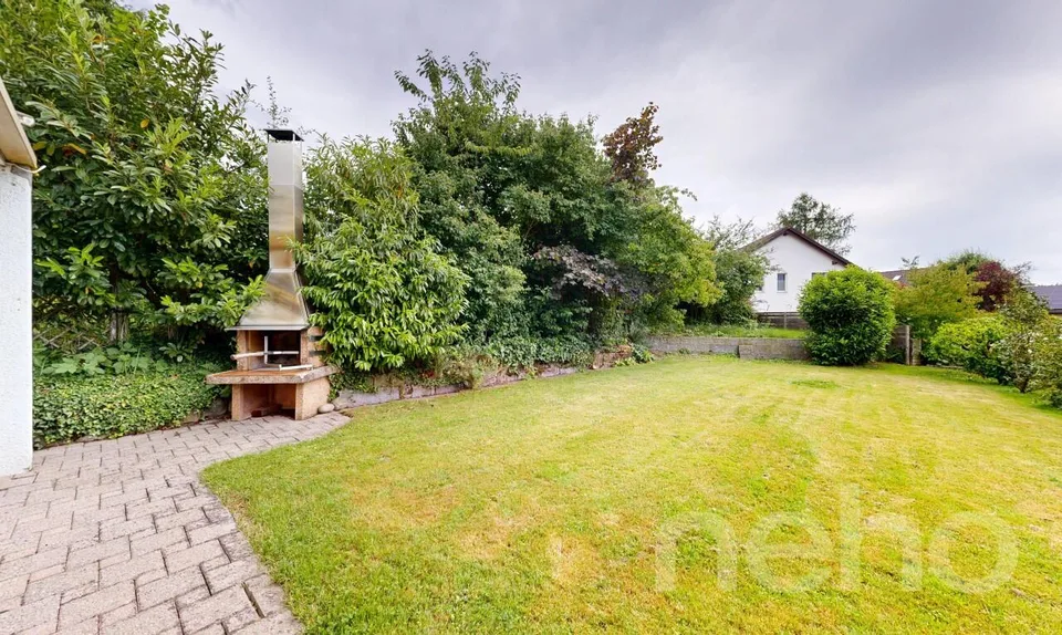 Familienfreundliches Mittelhaus mit Wintergarten und Photovoltaik
